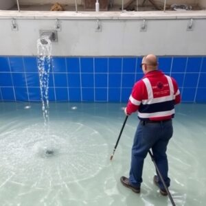 Слив Воды с Натяжного Потолка в Хабаровске Быстро и Качественно